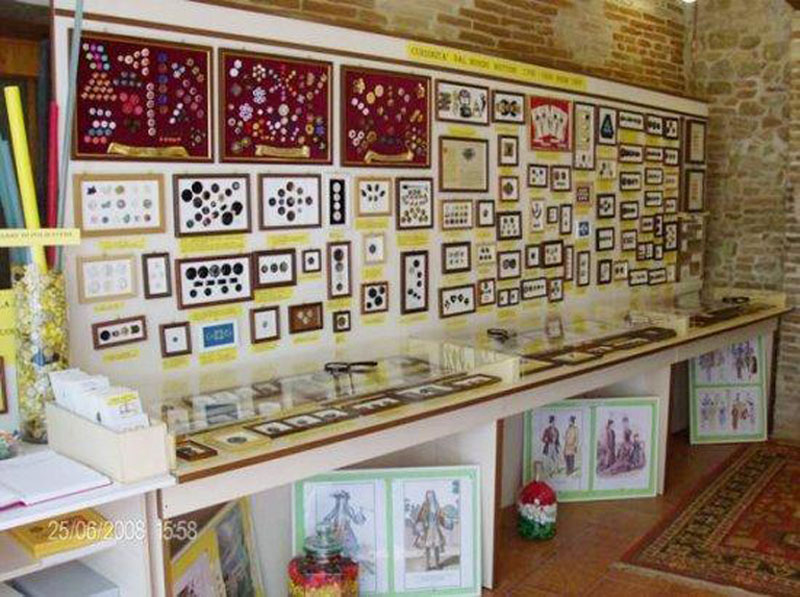 Sezione Bottoni del 1700-1800 e Curiosità dal mondo